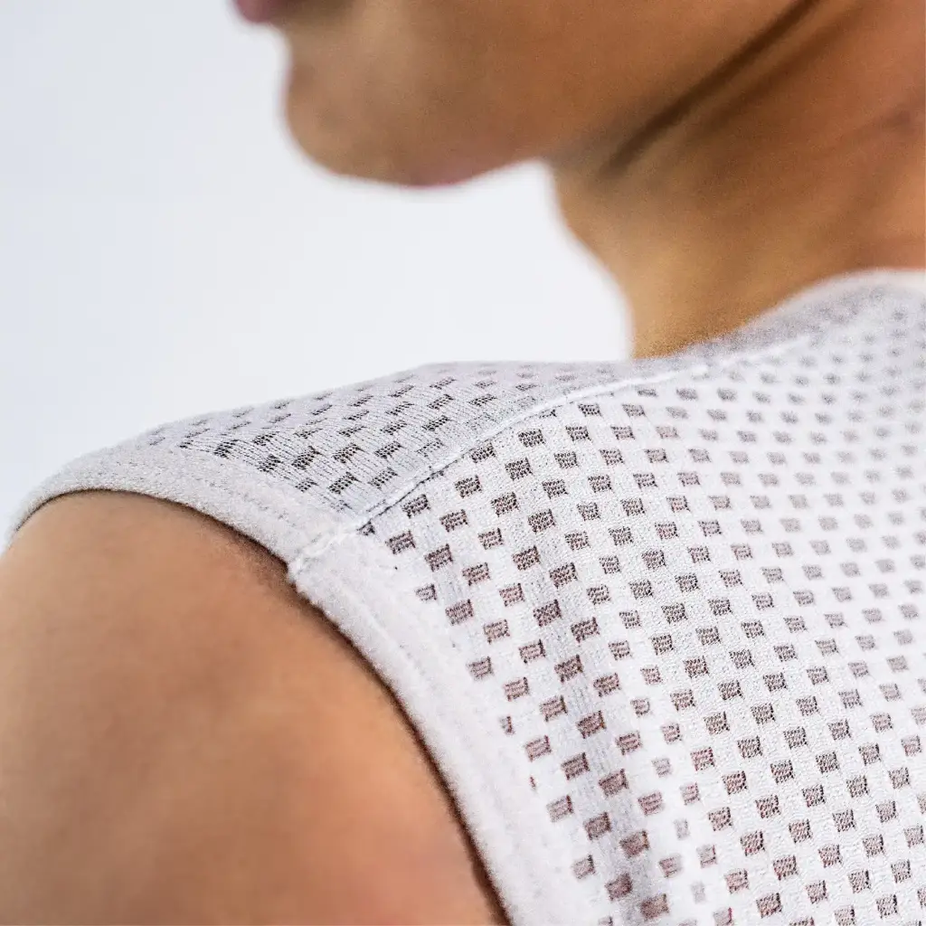 3.-DETALLE-CAMISILLA-DE-CICLISMO-BLANCA-CAPOTE-STORE-jpg