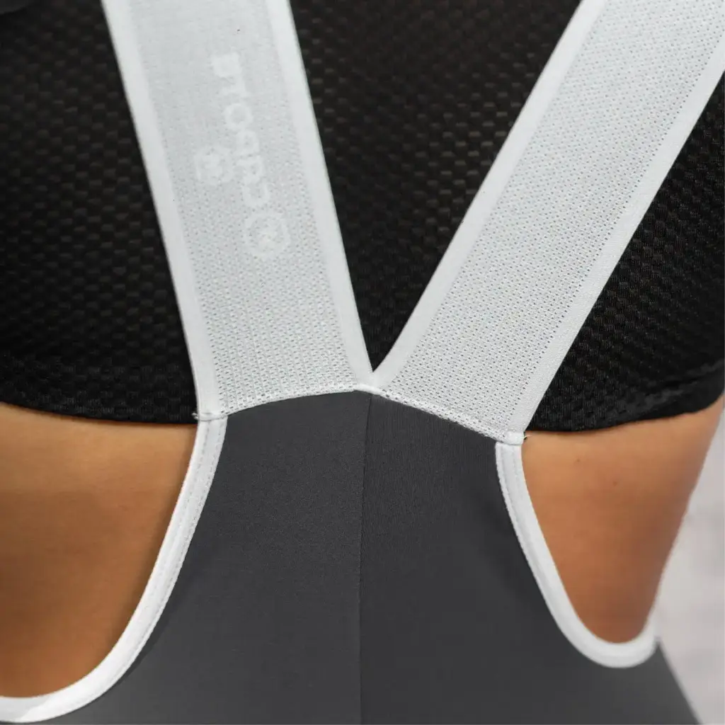 4.-UNIFORME-DE-CICLISMO-BIB-SHORST-GRIS-MUJER-PANTALONETA-DE-CICLISMO-TEAL-CAPOTE-LICRA-DE-CICLISMO-DETALLE-CAPOTE-jpg