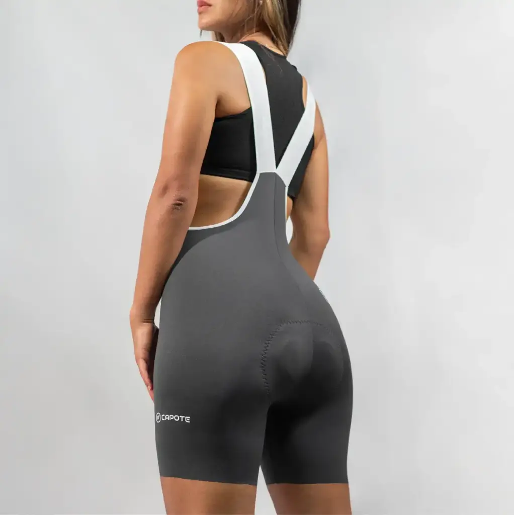 6.-UNIFORME-DE-CICLISMO-BIB-SHORST-GRIS-MUJER-PANTALONETA-DE-CICLISMO-TEAL-CAPOTE-LICRA-DE-CICLISMO-ESPALDA-DETALLE-CAPOTE-jpg