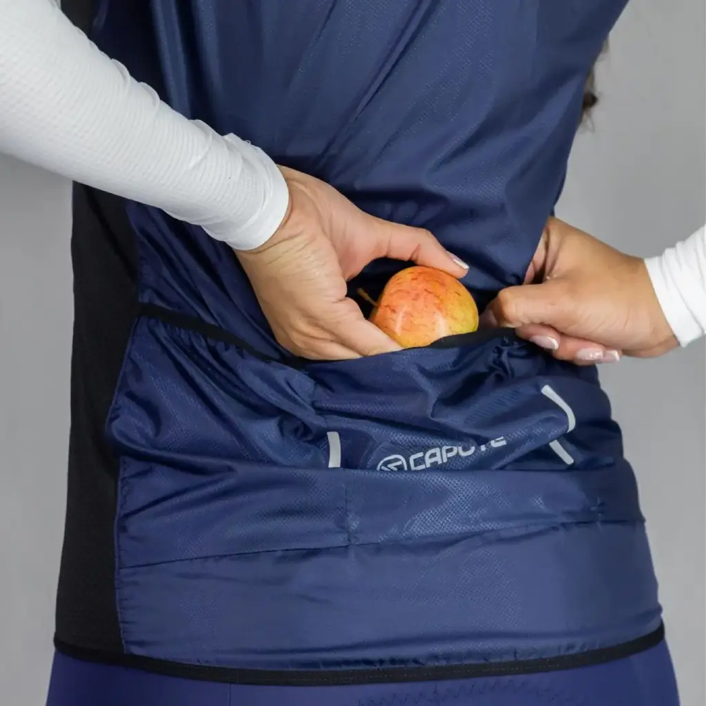 CHALECO-ROMPEVIENTOS-DE-CICLISMO-AZUL-MUJER-ESPALDA