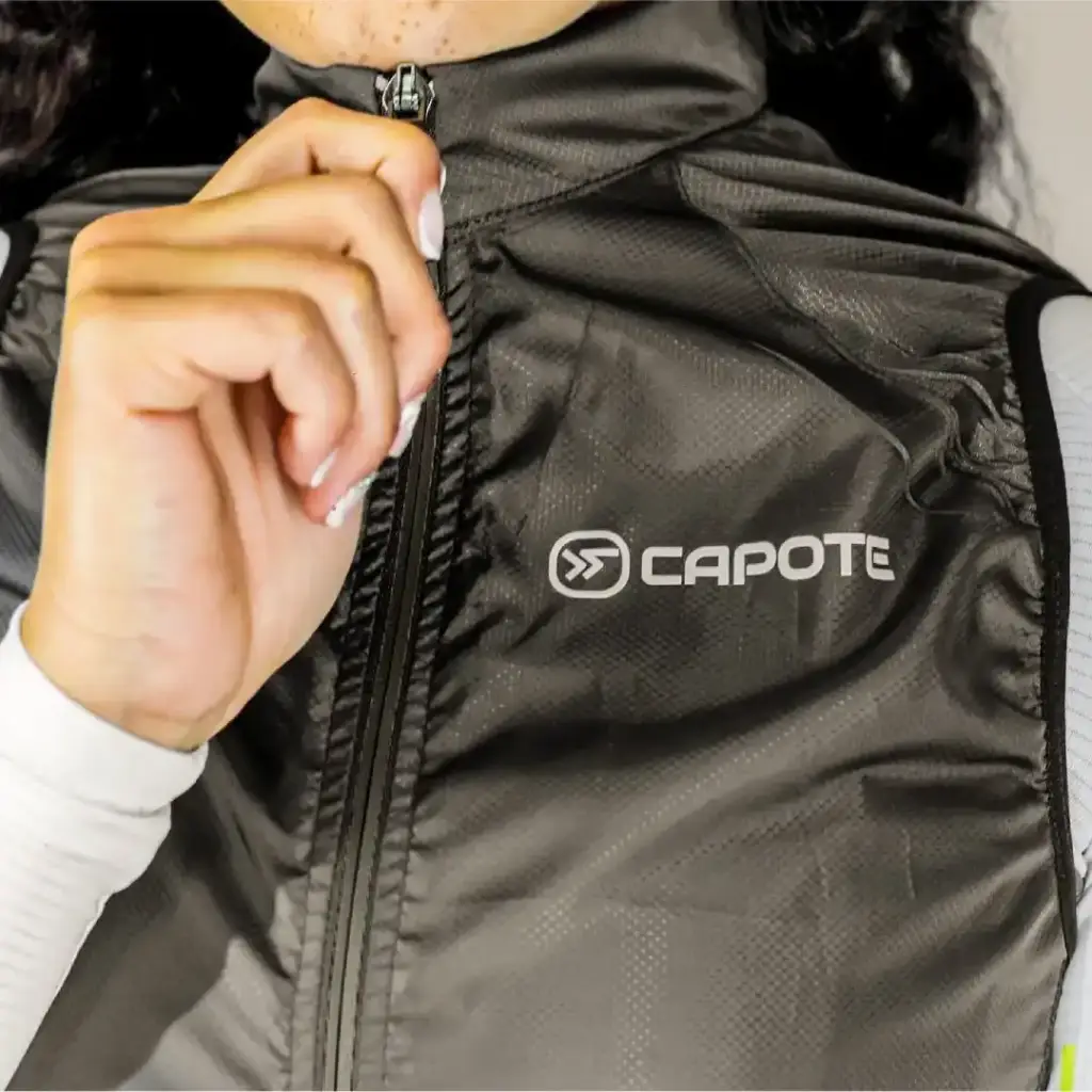 CHALECO-ROMPEVIENTOS-DE-CICLISMO-NEGRO-MUJER-FRENTE2