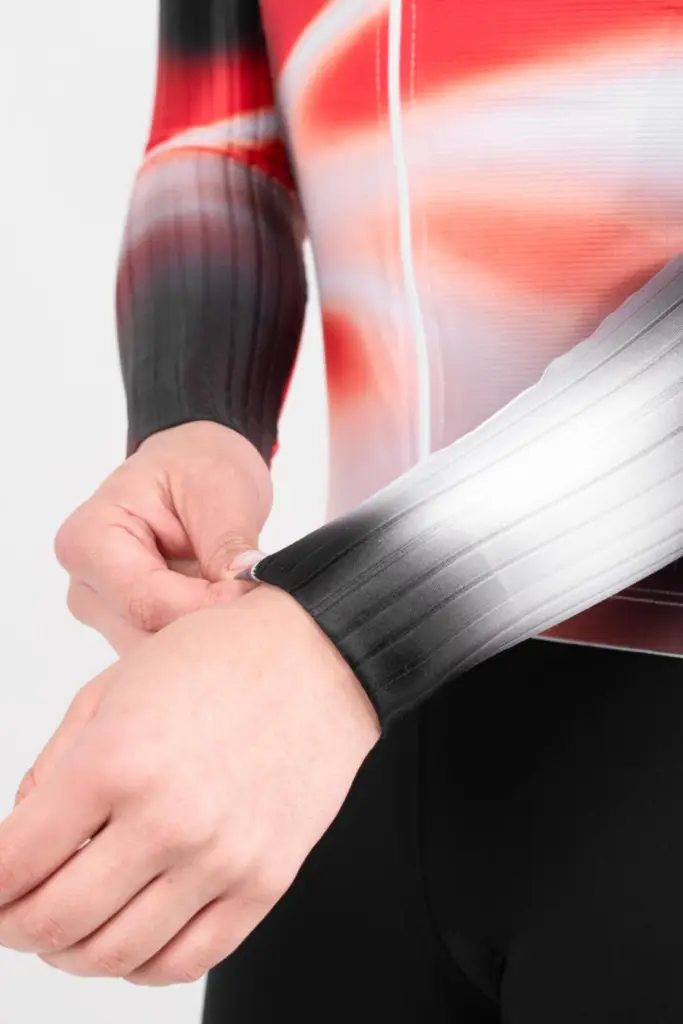 2. JERSEY DE CICLISMO NEBULA INFERNO – CAPOTE – MANGA LARGA – MUJER – DETALLE