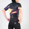6. JERSEY DE CICLISMO NEBULA ECLIPSE – CAPOTE – MANGA CORTA – HOMBRE – ESPALDA
