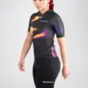 6. JERSEY DE CICLISMO NEBULA ECLIPSE – CAPOTE – MANGA CORTA – MUJER – LATERAL