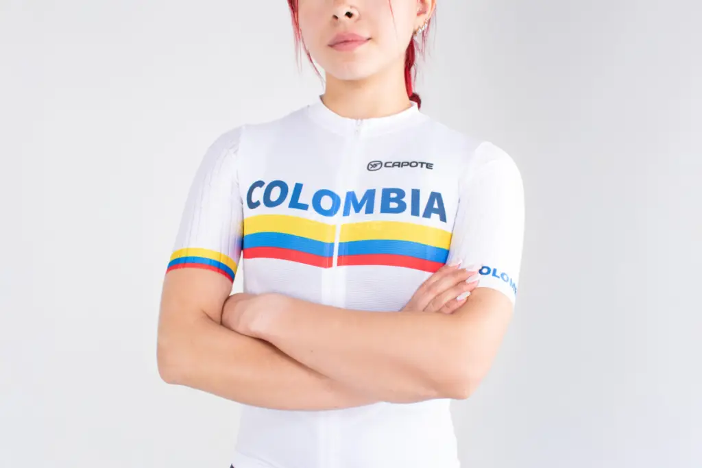 2. JERSEY DE CICLISMO COLOMBIA – CAPOTE – MANGA CORTA – MUJER – DETALLE