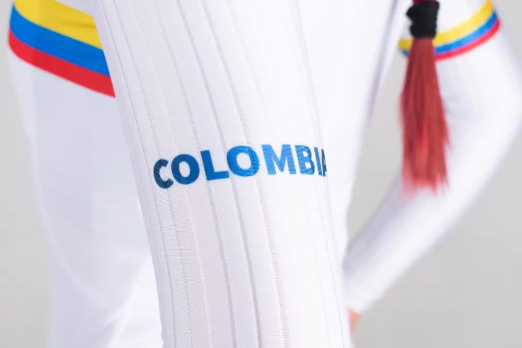 3. JERSEY DE CICLISMO COLOMBIA – CAPOTE – MANGA LARGA – MUJER – DETALLE